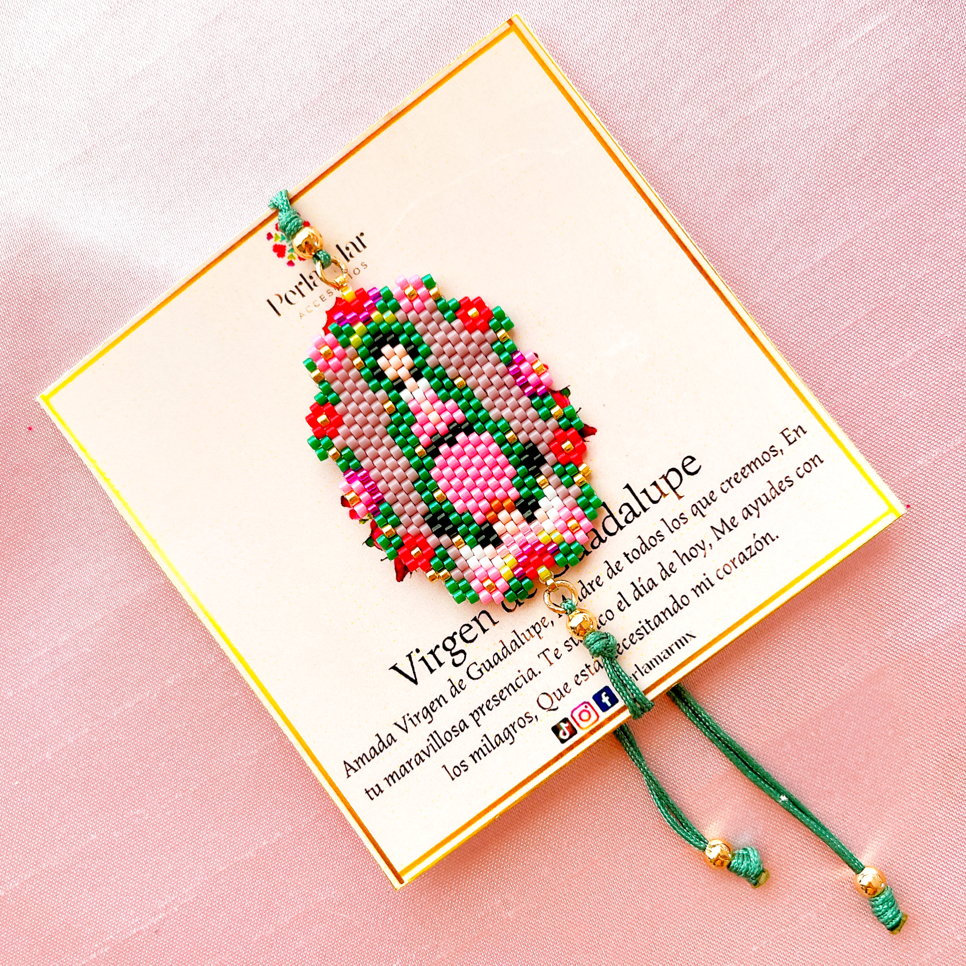 Virgen de Guadalupe medallón con flores