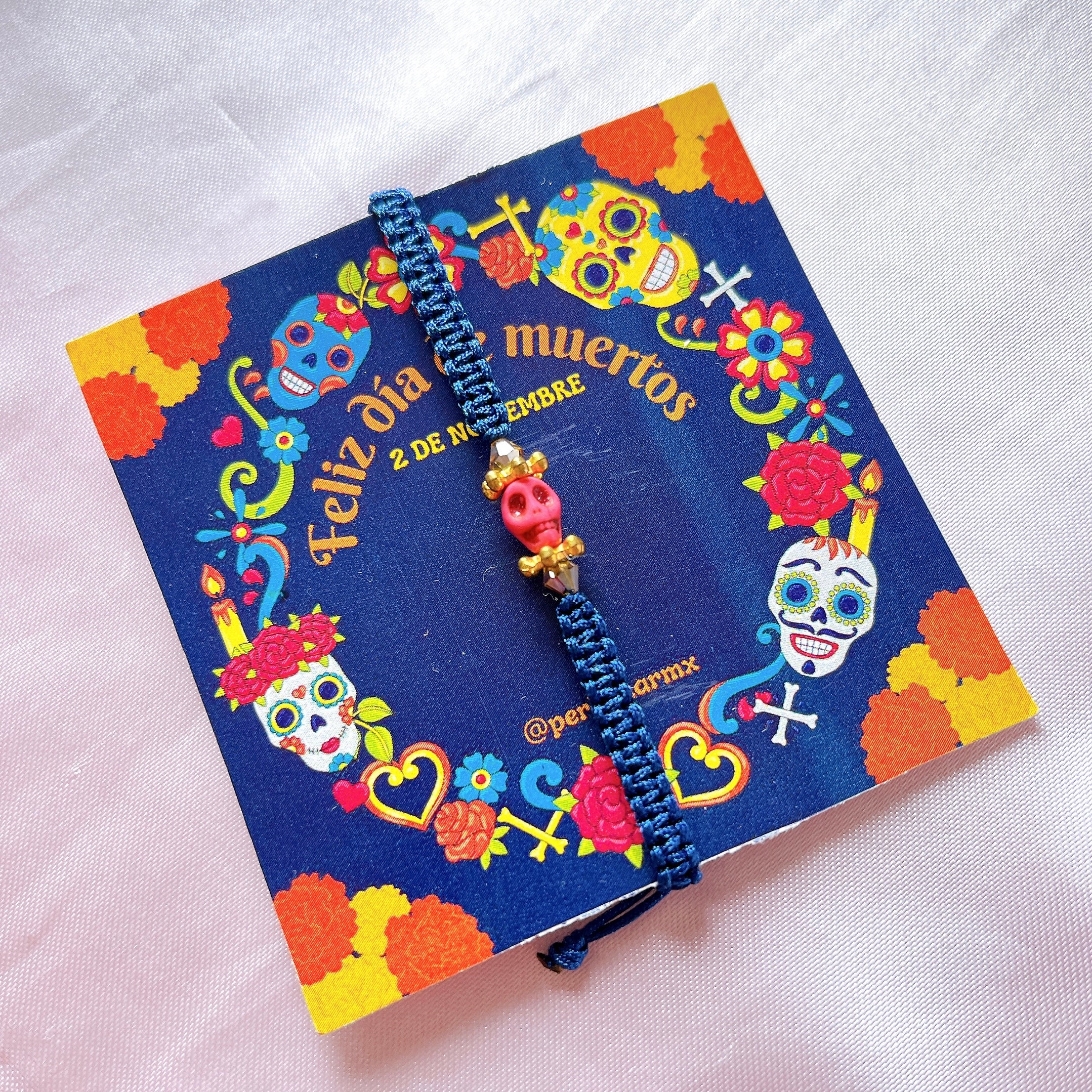 Pulsera calavera mini tejida