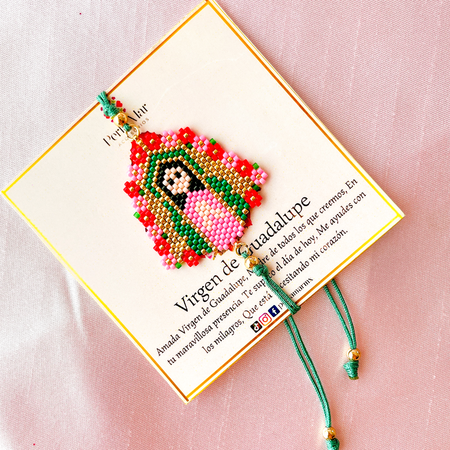 Virgen de Guadalupe rezando con flores