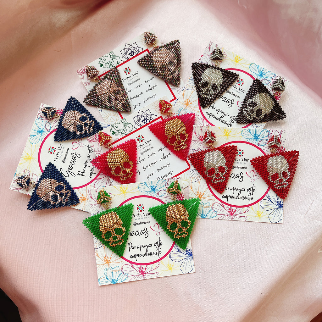 Aretes calaveras triangulares