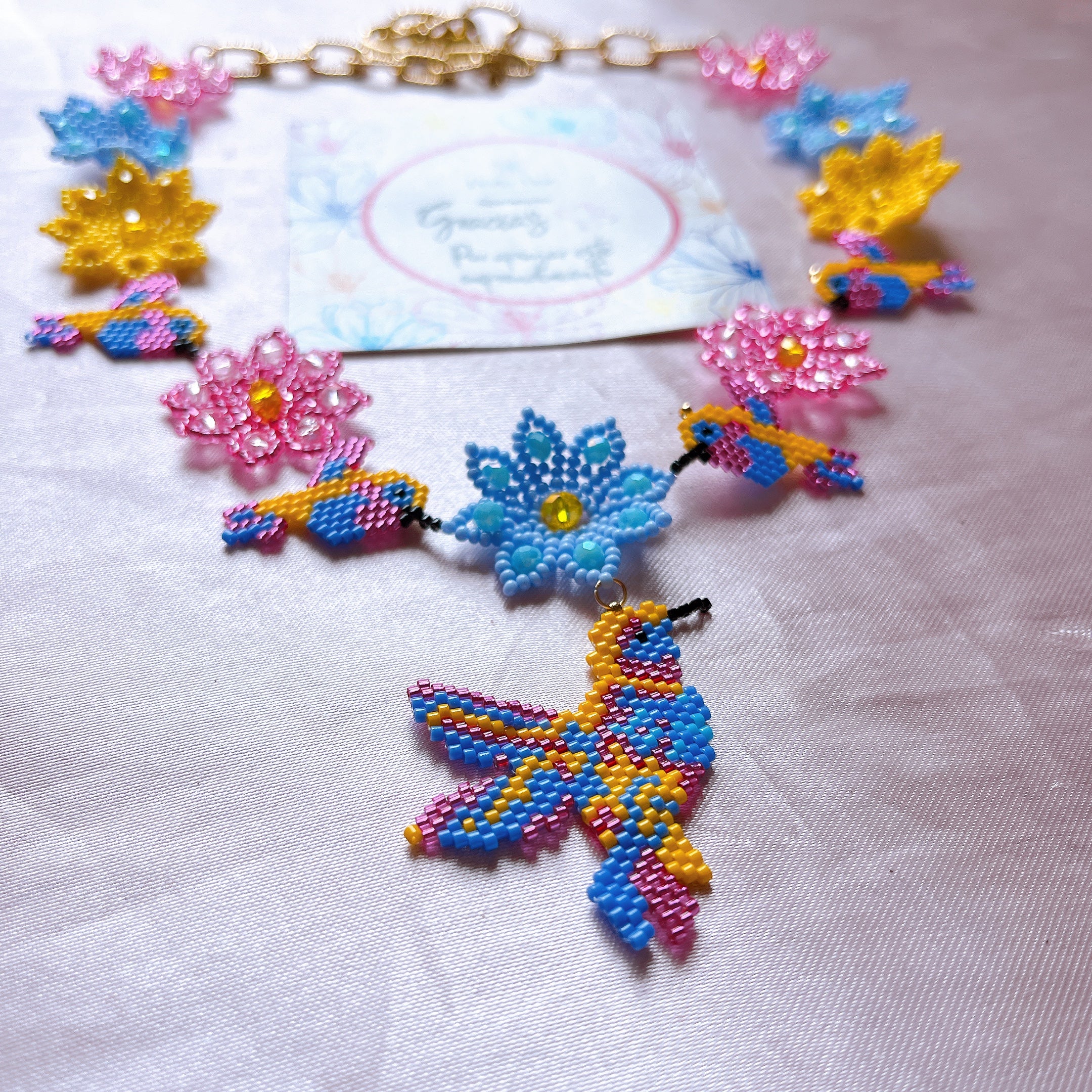 Collar flores y colibrí