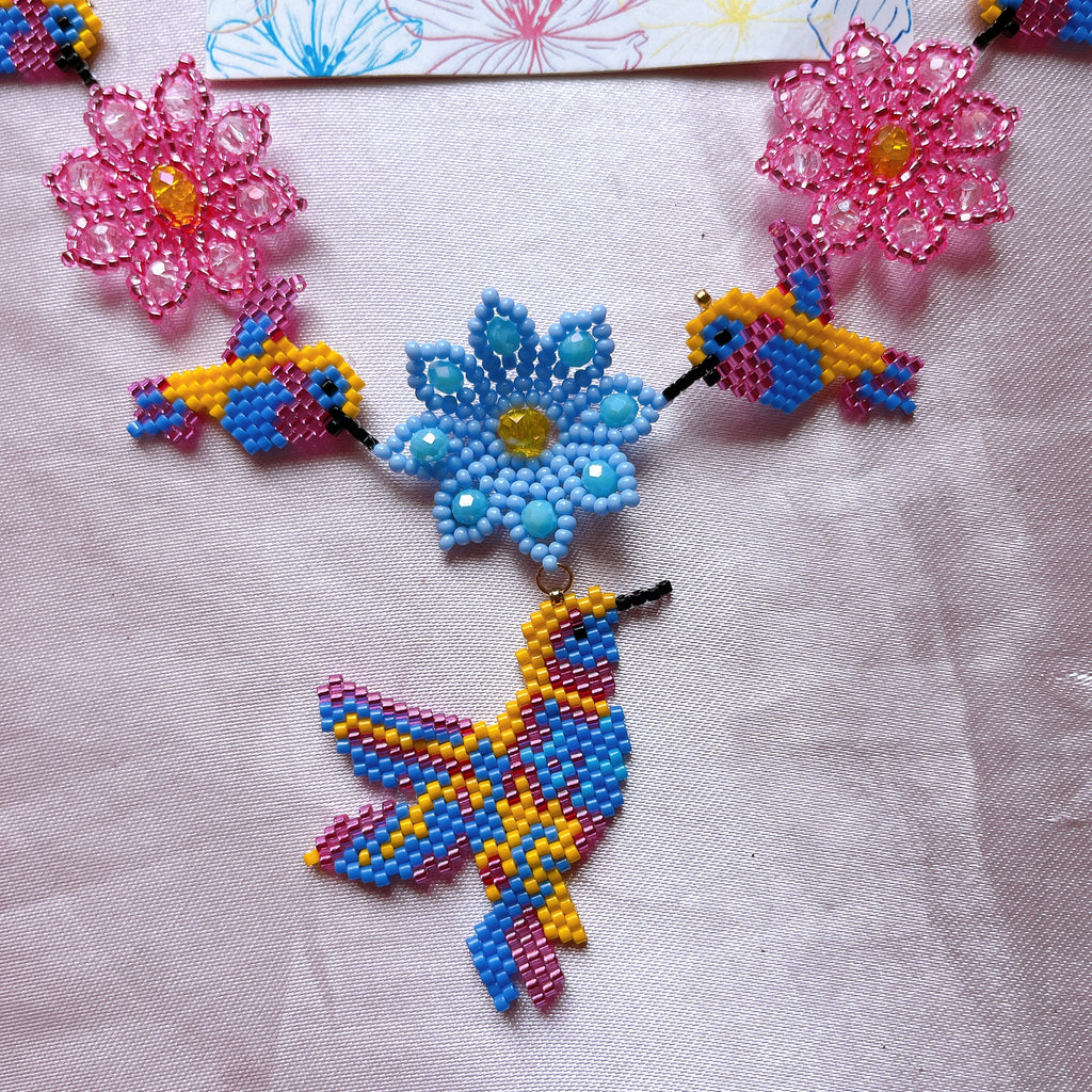 Collar flores y colibrí