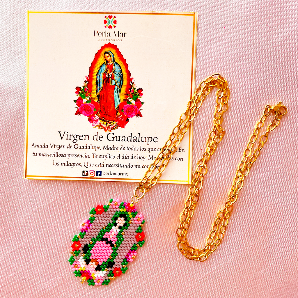 Virgen de Guadalupe medallón con flores
