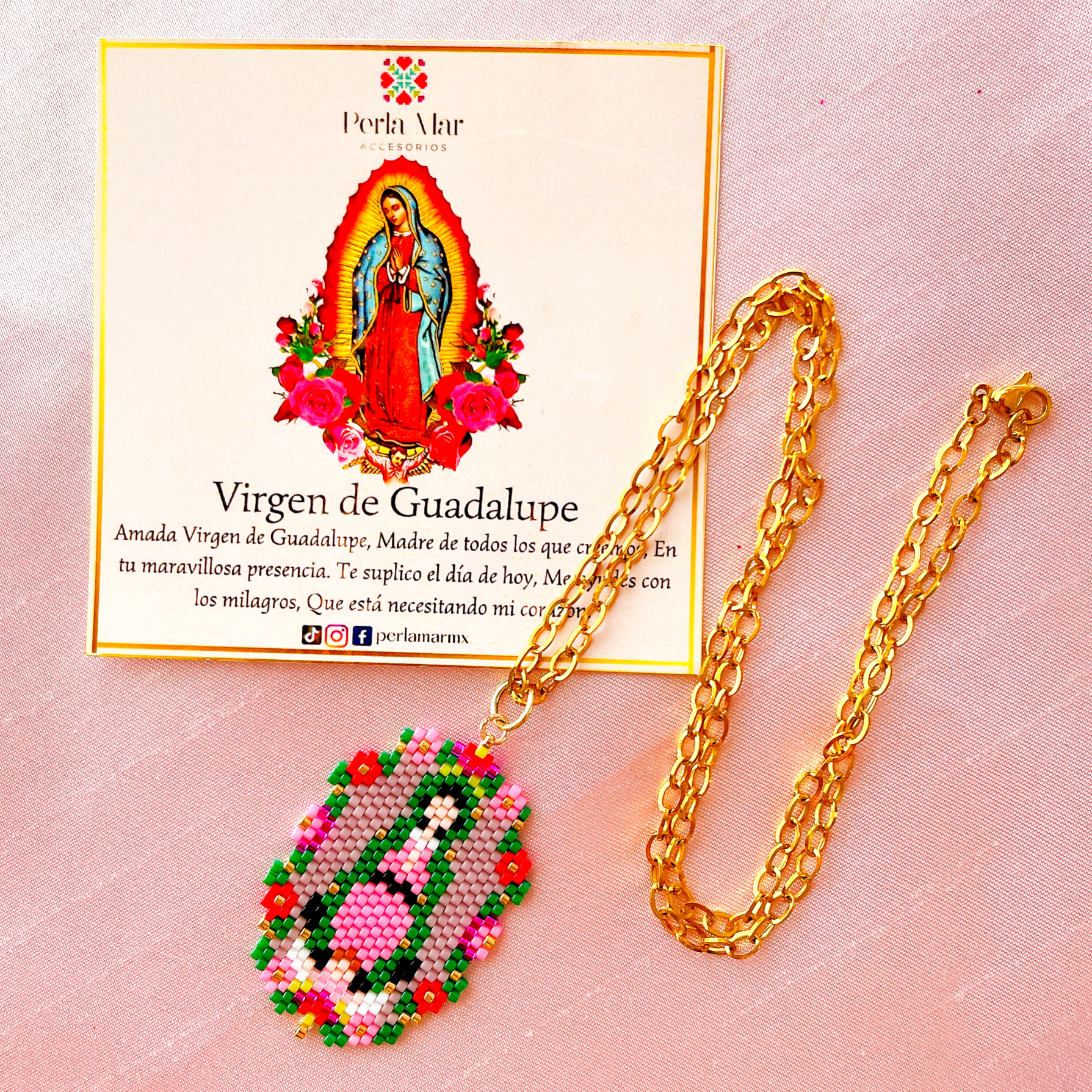 Virgen de Guadalupe medallón con flores