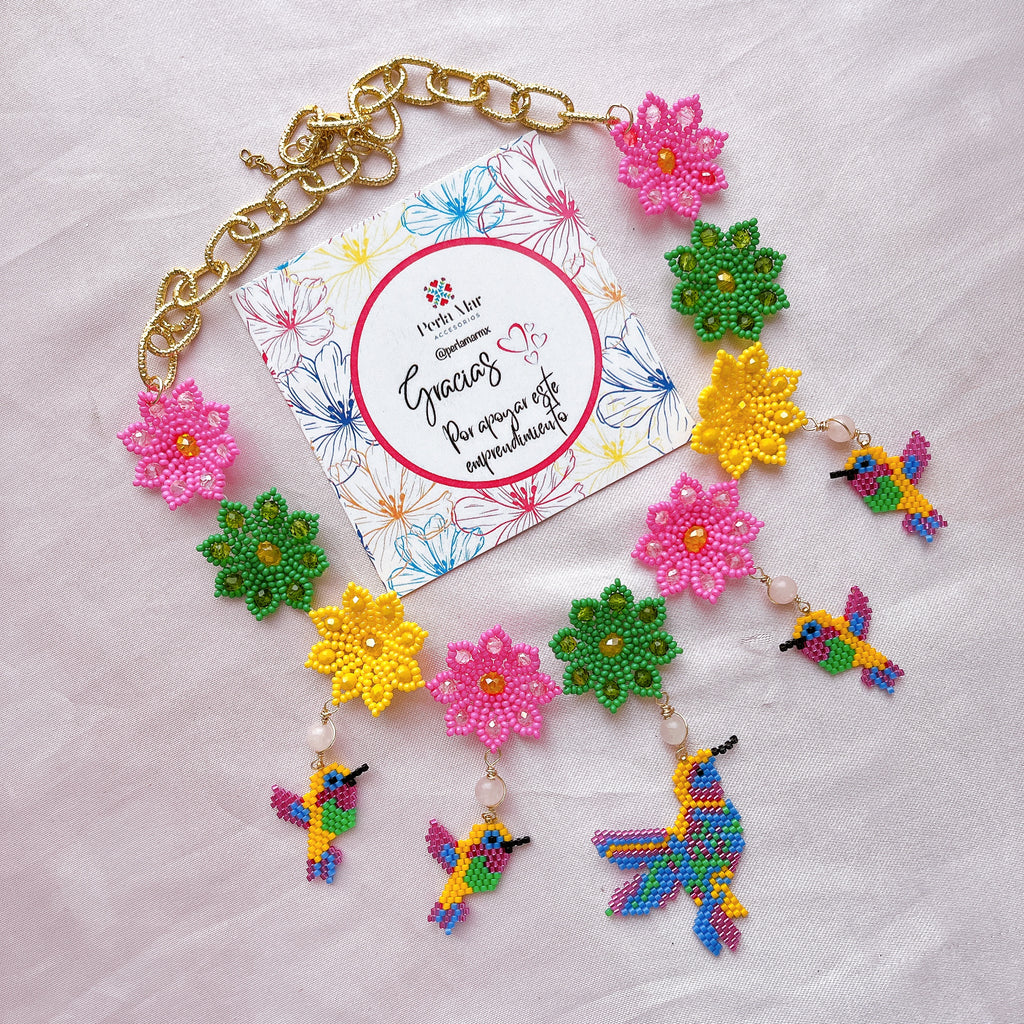 Collar flores y colibrí