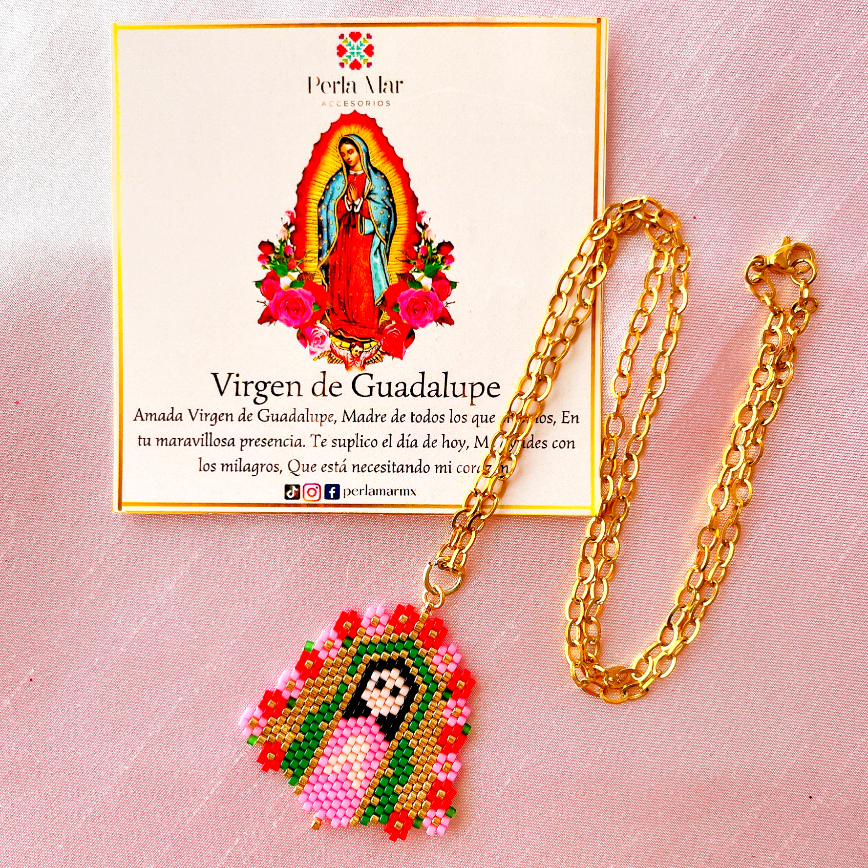 Virgen de Guadalupe rezando con flores