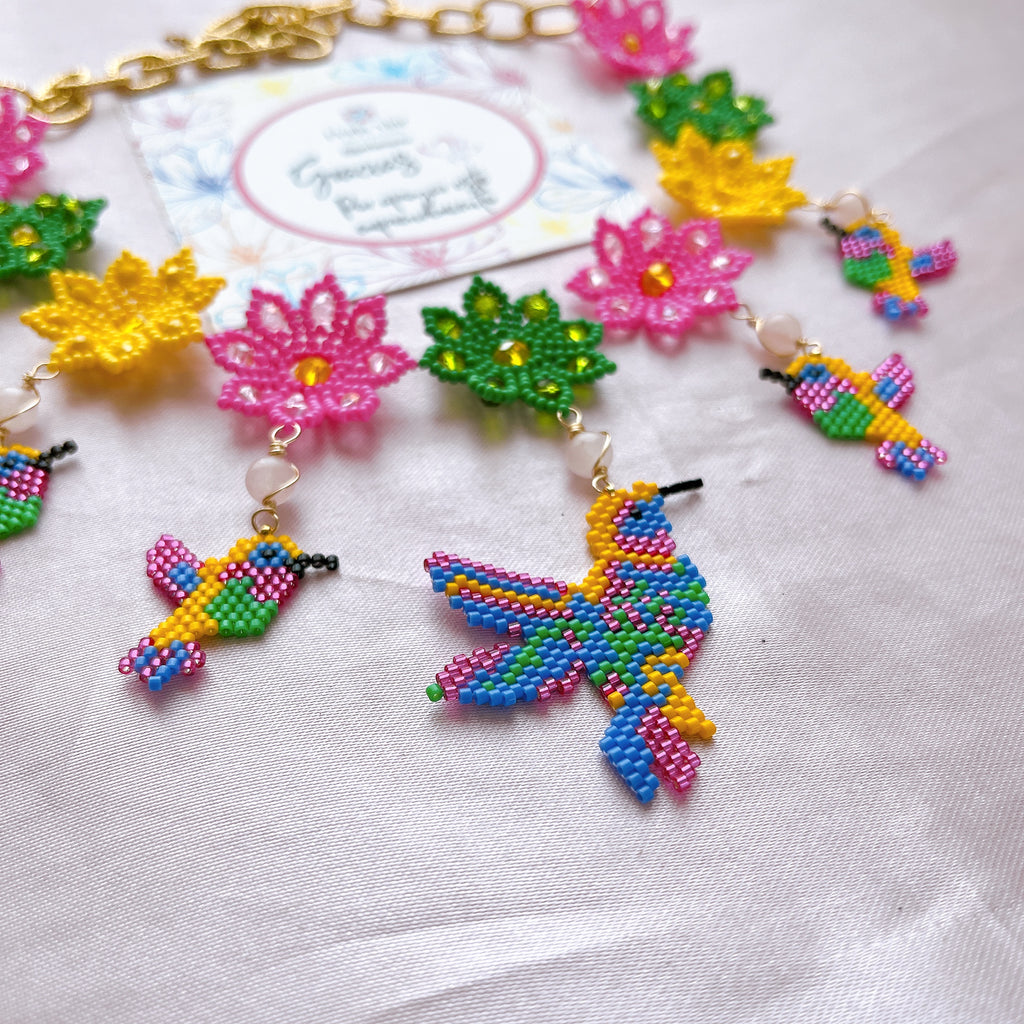 Collar flores y colibrí