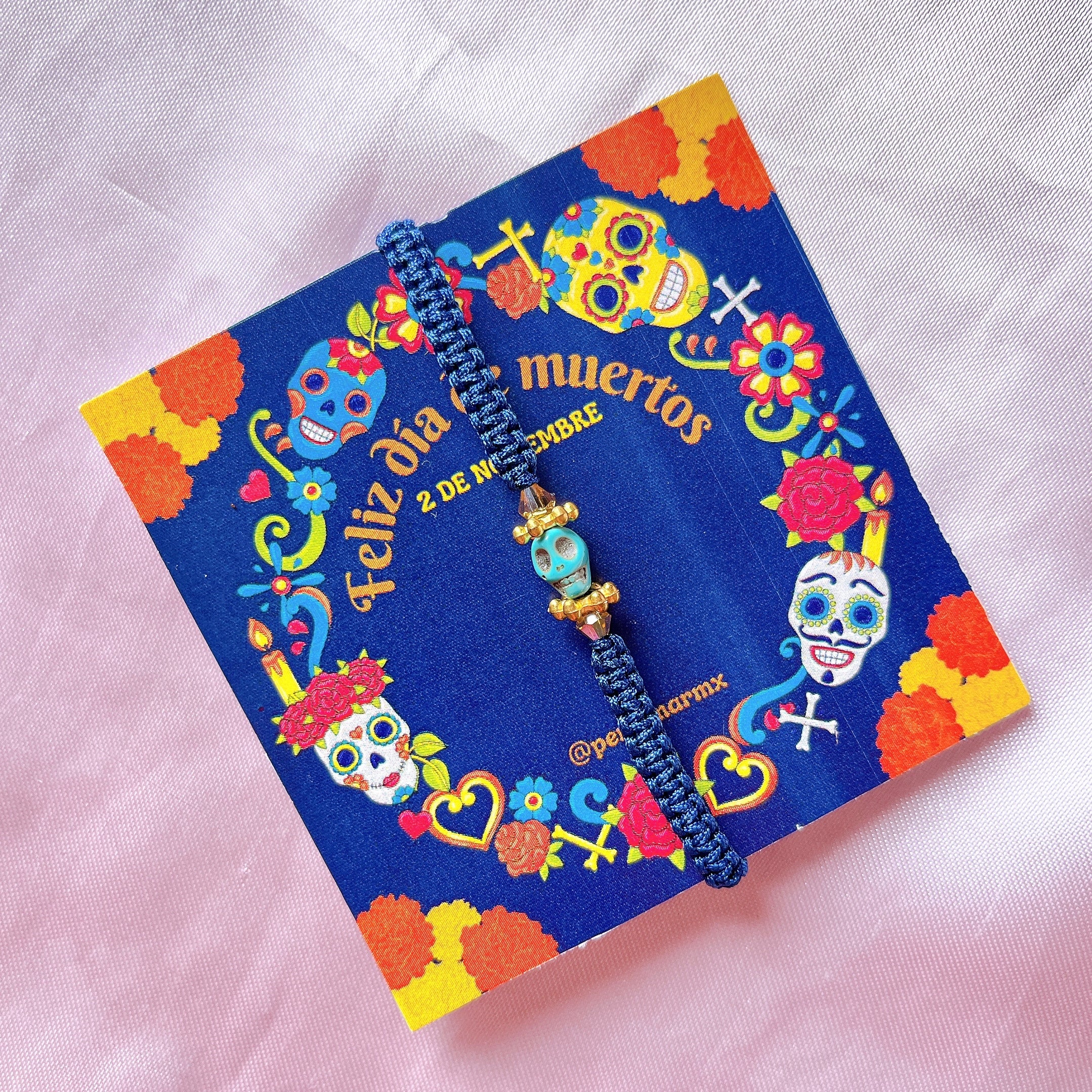 Pulsera calavera mini tejida