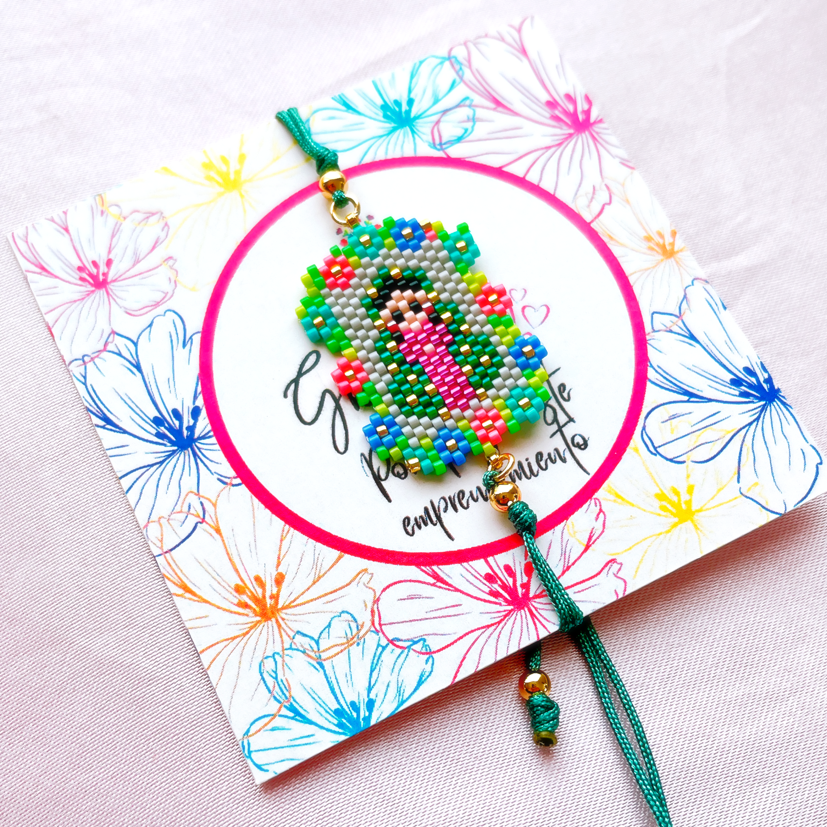 Pulsera virgen escapulario con flores